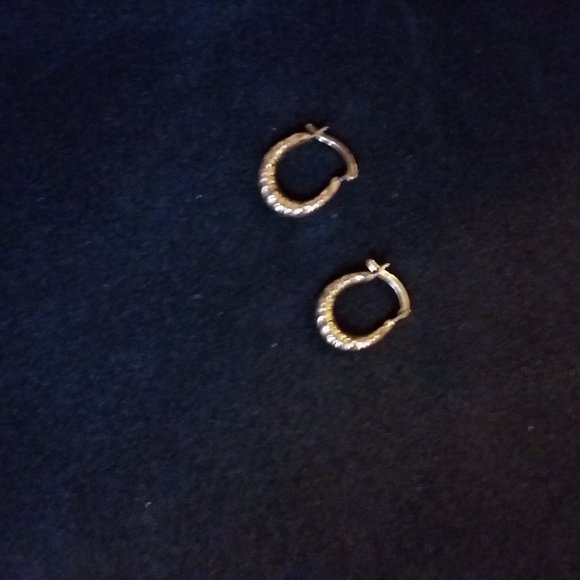 solid gold  womans earrings, and gold ring - Picture 4 of 4